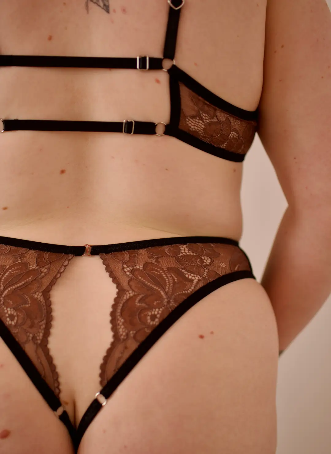 Erotické kalhotky "Crotchlessky" Veneris - hnědá krajka Erotické kalhotky "Crotchlessky" Veneris - hnědá krajka